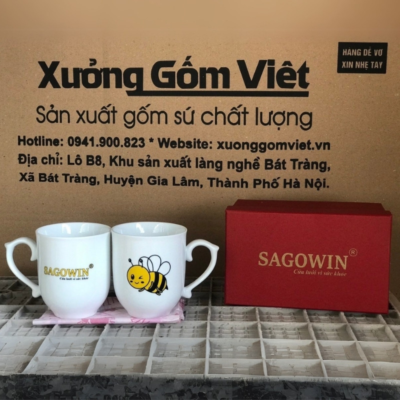 Bộ cốc sứ 2 món in logo dáng ngọn lửa quai bán tim họa tiết con ong 350ml BCS-20