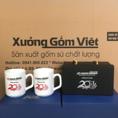 Bộ cốc sứ 2 món in logo dáng trụ quai vuông 350ml BCS-23