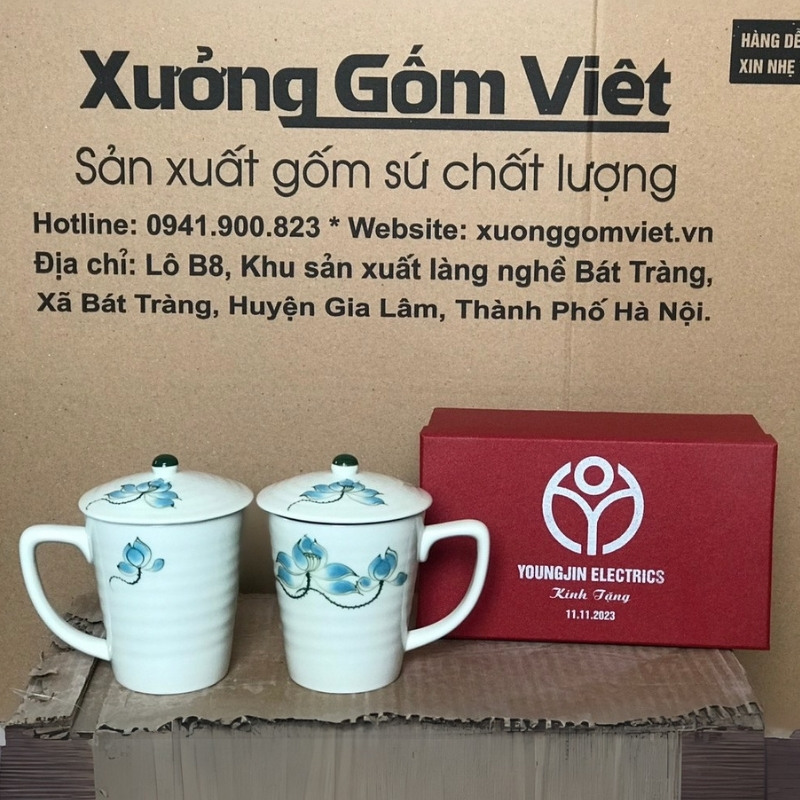 Bộ cốc sứ 2 món in logo dáng vát thấp quai vuông họa tiết hoa sen xanh 300ml BCS-21