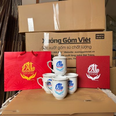 Bộ cốc sứ 4 món in logo dáng ngọn lửa có nắp quai bán tim 350ml BCS-26