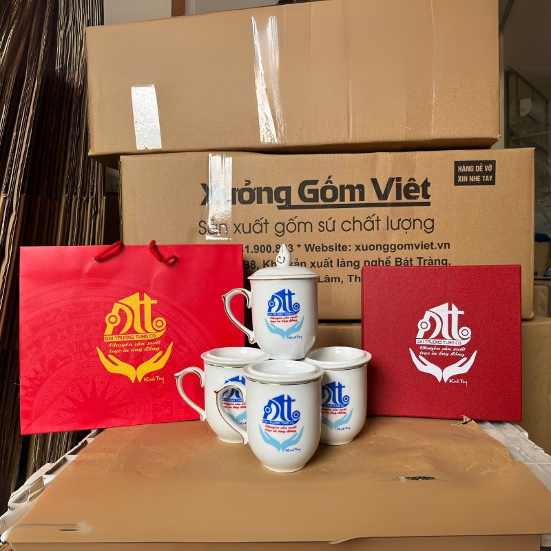 Bộ 4 ly sứ in logo dáng ngọn lửa có nắp quai bán tim 350ml