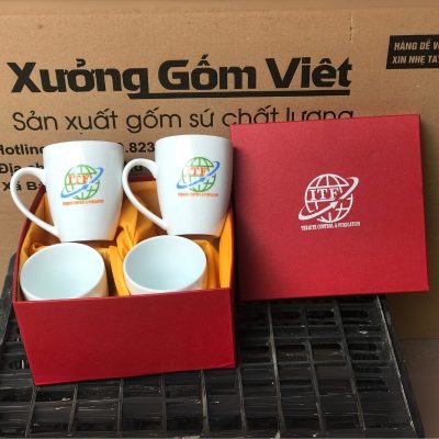 Bộ cốc sứ 4 món in logo dáng thóp quai bán tim 400ml BCS-07