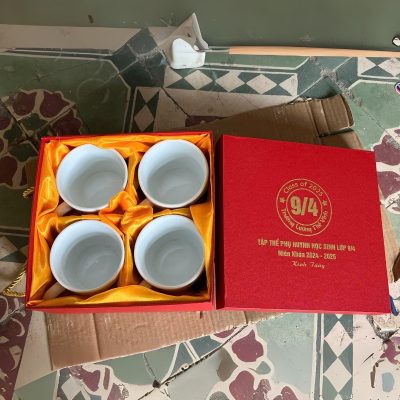 Bộ cốc sứ 4 món in logo dáng trụ lùn quai C 300ml BCS-27