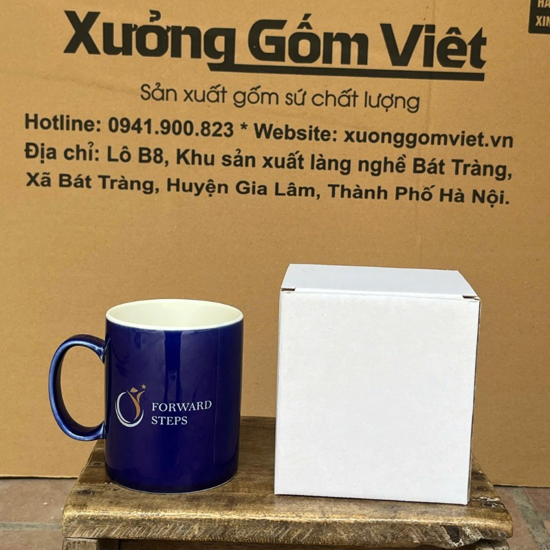 Ly sứ màu in logo màu xanh dương đậm và trắng dáng trụ quai C 350ml LSM-31