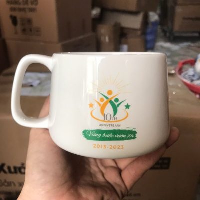 Ly sứ trắng in logo dáng lùn quai vuông 300ml LST-24