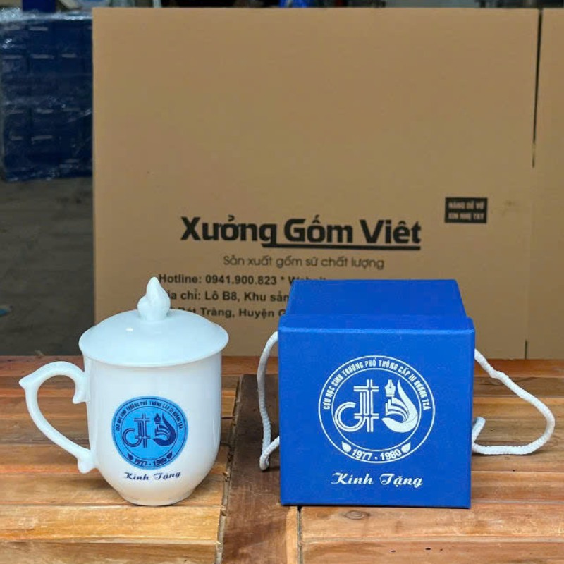 Ly sứ trắng in logo dáng ngọn lửa có nắp quai bán tim 350ml LST-52