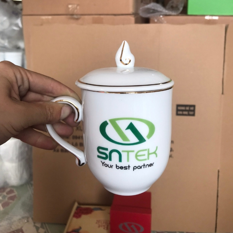 Ly sứ trắng in logo dáng ngọn lửa có nắp quai bán tim 350ml LST-49