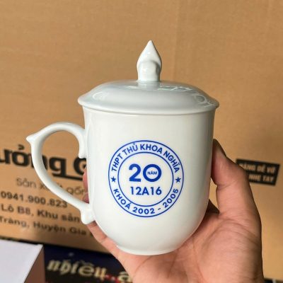 Ly sứ trắng in logo dáng ngọn lửa có nắp quai bán tim 350ml LST-17