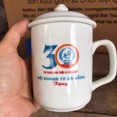 Ly sứ trắng in logo dáng trụ có nắp quai vuông 350ml LST-43