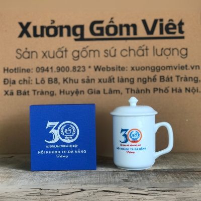 Ly sứ trắng in logo dáng trụ có nắp quai vuông 350ml LST-43