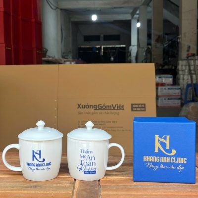 Ly sứ trắng in logo dáng trụ lùn có nắp quai C 300ml LST-30