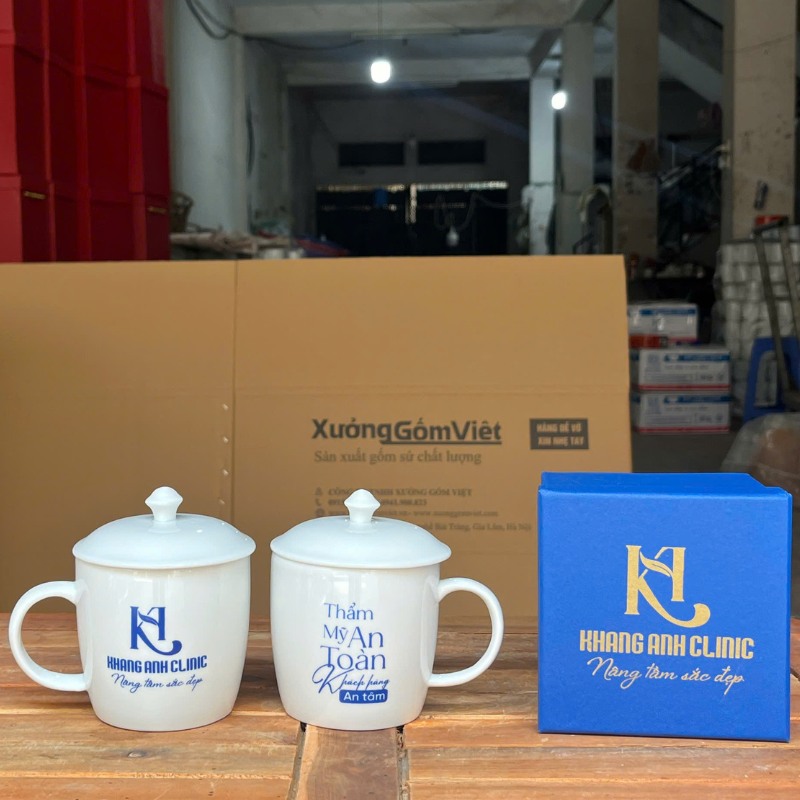 Ly sứ trắng in logo dáng trụ lùn có nắp quai C 300ml LST-30