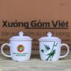 Ly sứ trắng in logo dáng trụ lùn có nắp quai C họa tiết lá tre 300ml LST-50