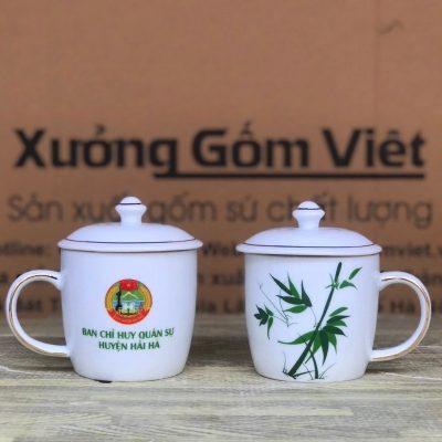 Ly sứ trắng in logo dáng trụ lùn có nắp quai C họa tiết lá tre 300ml LST-50