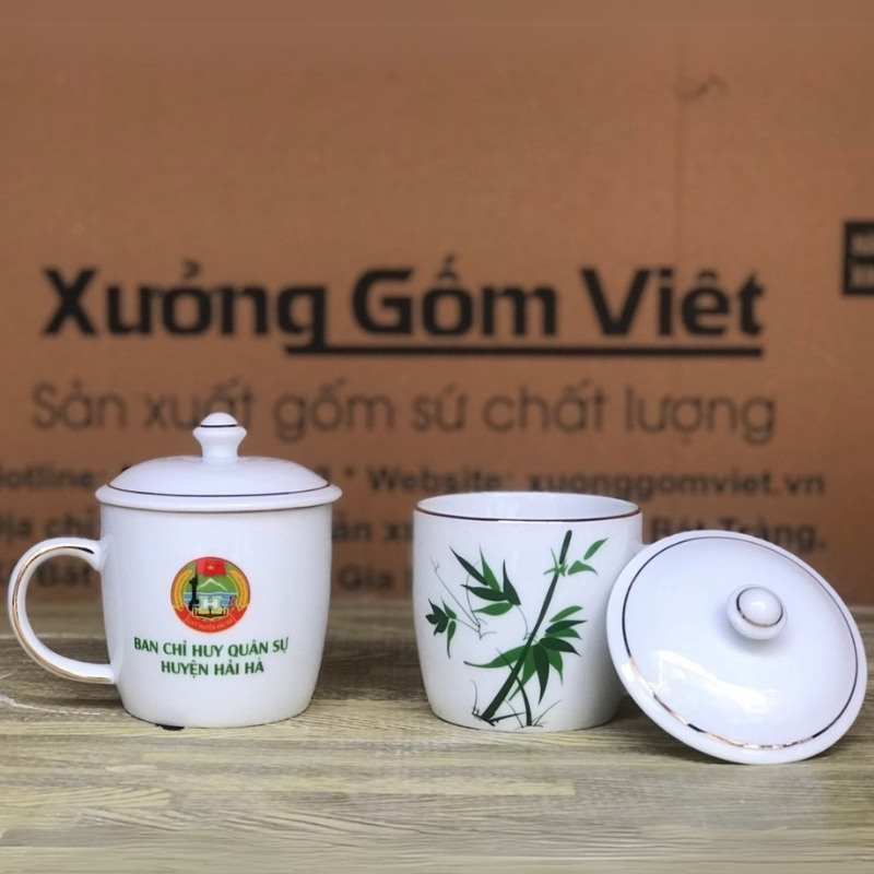 Ly sứ trắng in logo dáng trụ lùn có nắp quai C họa tiết lá tre 300ml LST-50