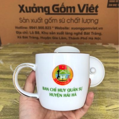 Ly sứ trắng in logo dáng trụ lùn có nắp quai C họa tiết lá tre 300ml LST-50