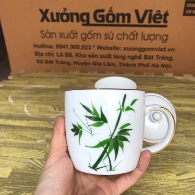 Ly sứ trắng in logo dáng trụ lùn có nắp quai C họa tiết lá tre 300ml LST-50