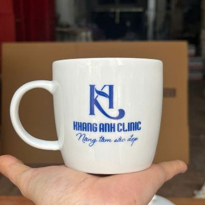 Ly sứ trắng in logo dáng trụ lùn có nắp quai C 300ml LST-30