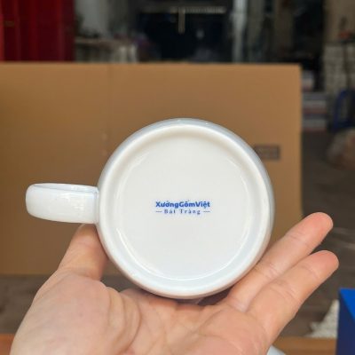 Ly sứ trắng in logo dáng trụ lùn có nắp quai C 300ml LST-30