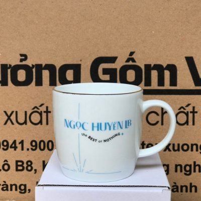 Ly sứ trắng in logo dáng trụ lùn có nắp quai C 300ml LST-37