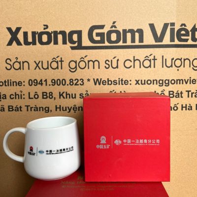Ly sứ trắng in logo dáng trụ lùn quai C 300ml LST-35