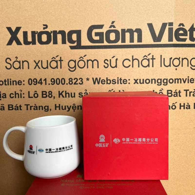 Ly sứ trắng in logo dáng trụ lùn quai C 300ml LST-35