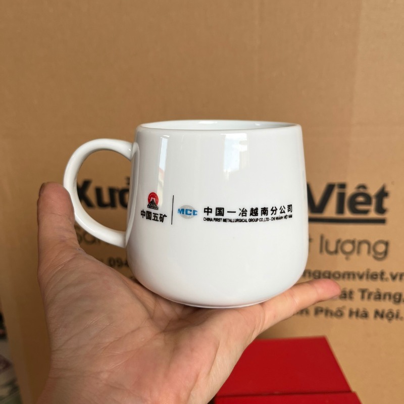 Ly sứ trắng in logo dáng trụ lùn quai C 300ml LST-35