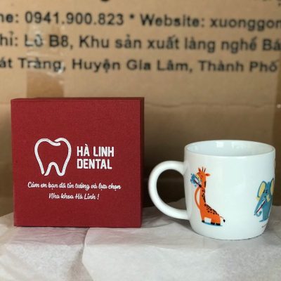 Ly sứ trắng in logo dáng trụ lùn quai C 300ml LST-26