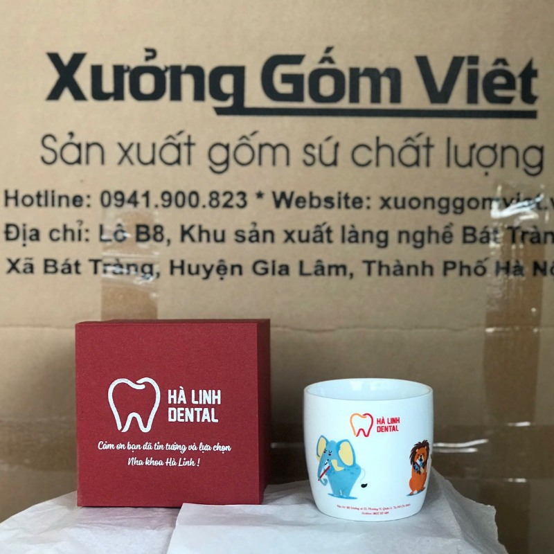 Ly sứ trắng in logo dáng trụ lùn quai C 300ml LST-26