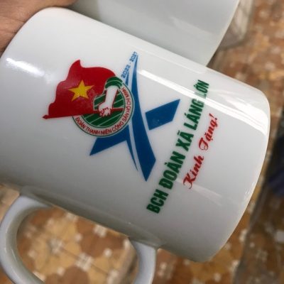 Ly sứ trắng in logo dáng trụ quai C 350ml LST-46