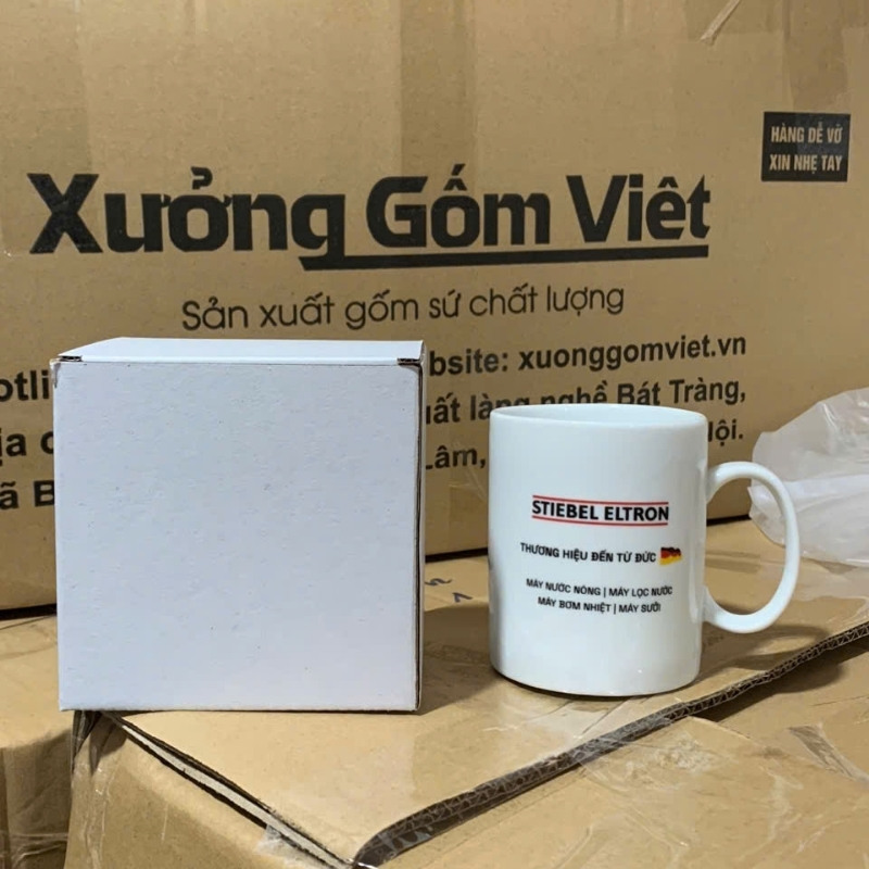 Ly sứ trắng in logo dáng trụ lùn quai C 350ml LST-29