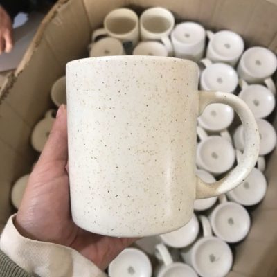 Ly sứ trắng in logo dáng trụ quai C men trắng lấm tấm 350ml LST-23