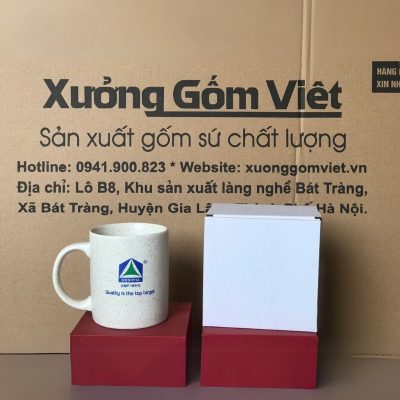Ly sứ trắng in logo dáng trụ quai C men trắng lấm tấm 350ml LST-23