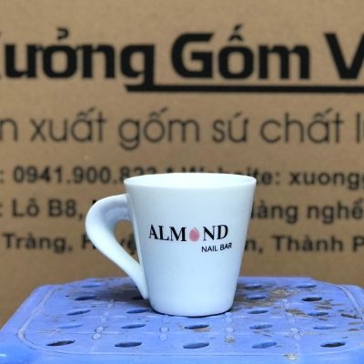 Ly sứ trắng in logo dáng vát thấp quai bán tim 300ml LST-40