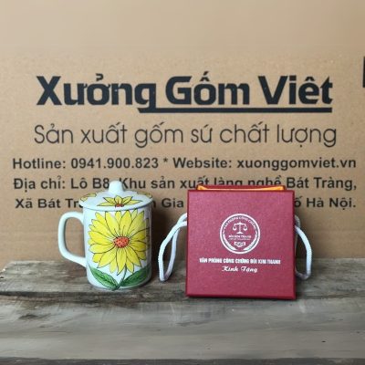Ly sứ vẽ tay in logo có nắp dáng trụ họa tiết hoa hướng dương 350ml LSVT-03