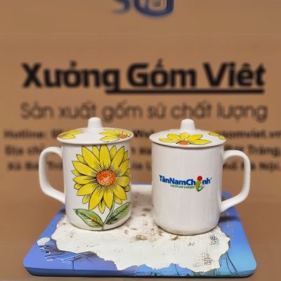 Ly sứ vẽ tay in logo có nắp dáng trụ họa tiết hoa hướng dương 350ml LSVT-01