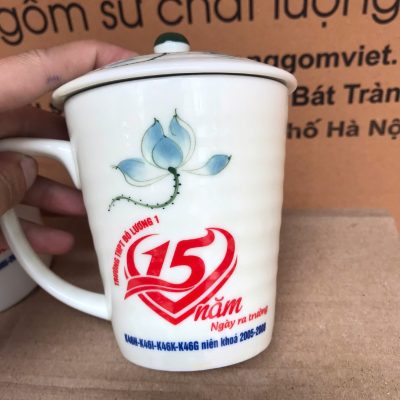 Ly sứ vẽ tay in logo có nắp dáng vát thấp họa tiết hoa sen xanh 300ml LSVT-04