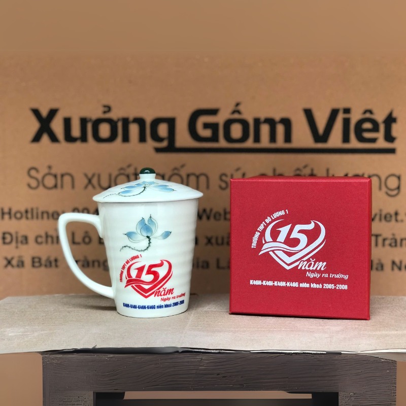 Ly sứ vẽ tay in logo có nắp dáng vát thấp họa tiết hoa sen xanh 300ml LSVT-04