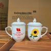 Ly sứ vẽ tay in logo dáng ngọn lửa có nắp hoạ tiết hoa hướng dương 300ml LSVT-02